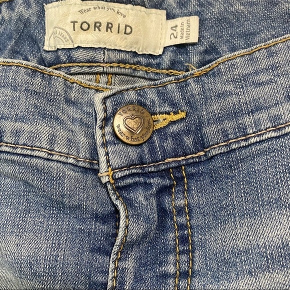 Torrid Blue Jean Mid Rise shorts Size 24 - Picture 2 of 9